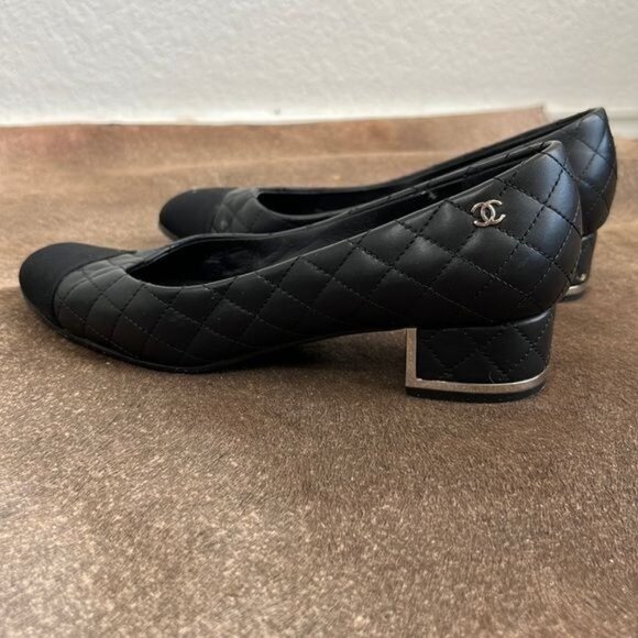 CHANEL Quilted Diamond Leather Interlocking CC Sliver Metal Heels Toe Cap - Picture 1 of 12